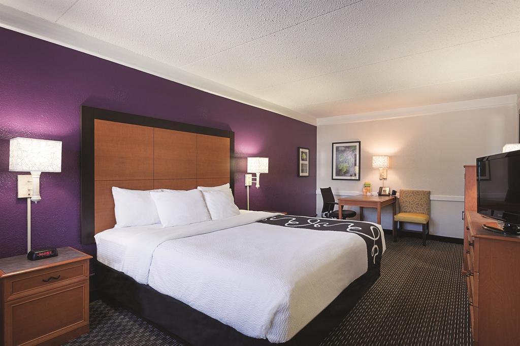 Quality Inn & Suites North Charleston - Ashley Phosphate Bagian luar foto