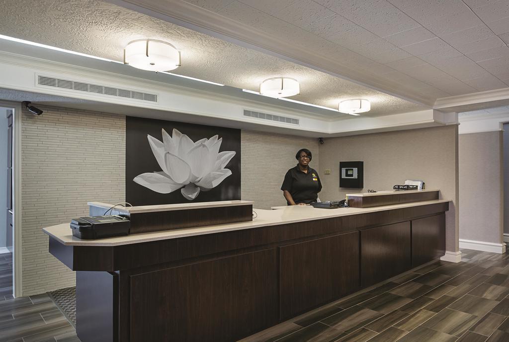 Quality Inn & Suites North Charleston - Ashley Phosphate Bagian luar foto