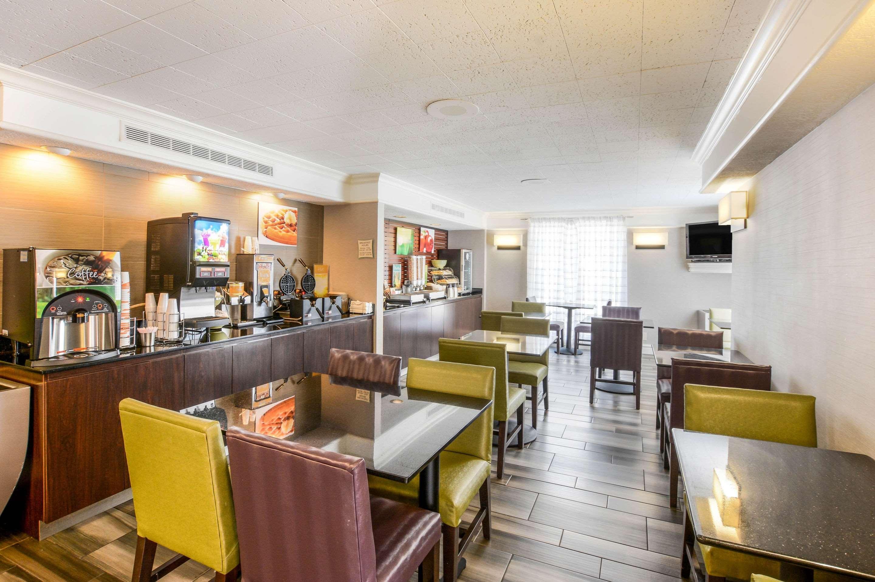Quality Inn & Suites North Charleston - Ashley Phosphate Bagian luar foto