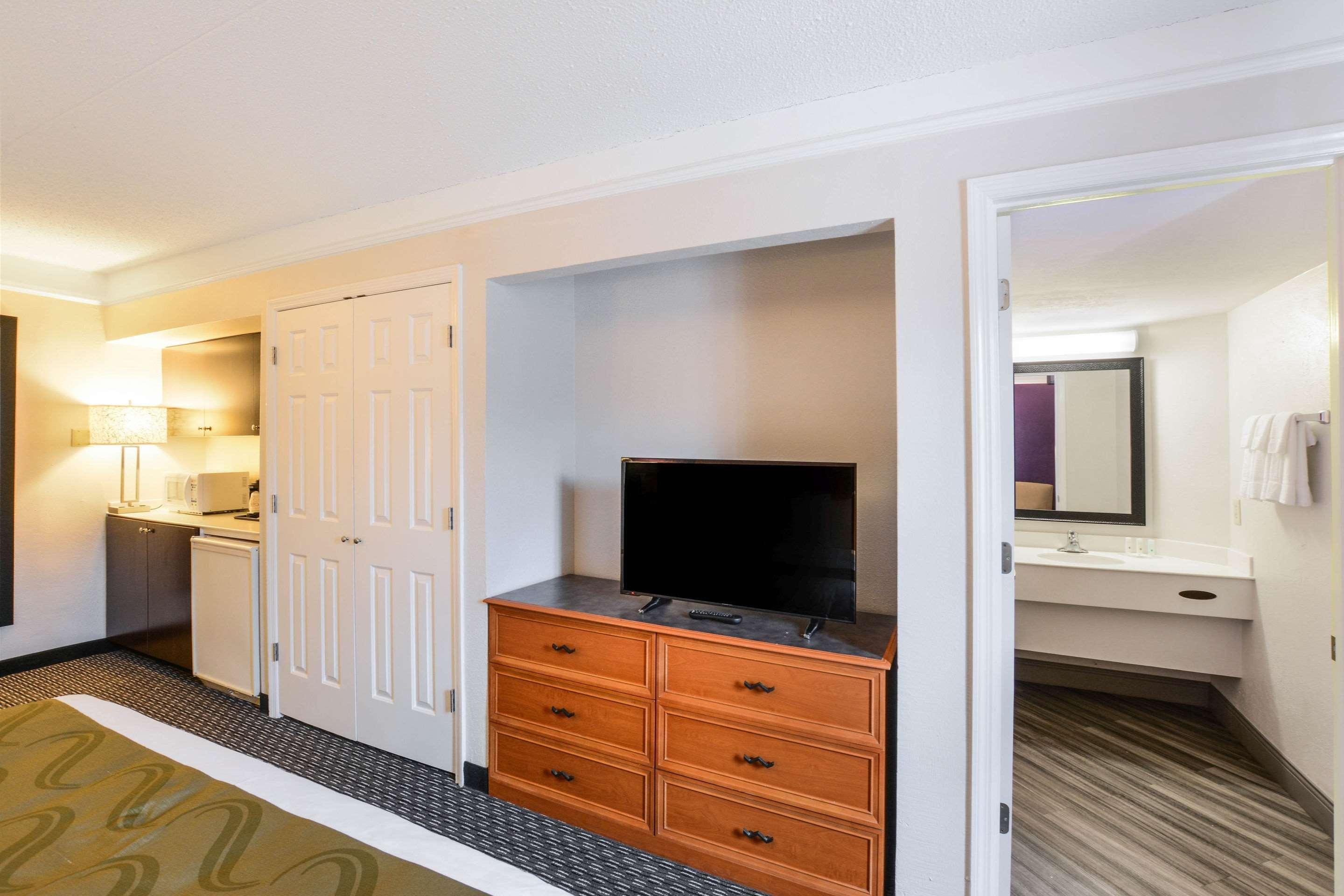 Quality Inn & Suites North Charleston - Ashley Phosphate Bagian luar foto