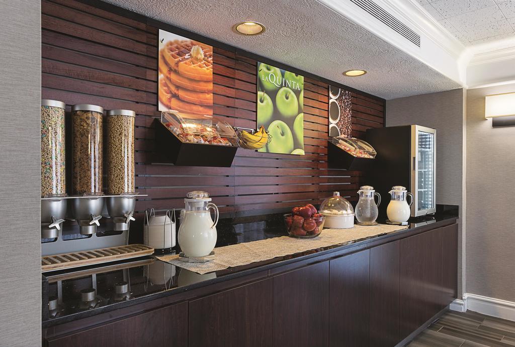 Quality Inn & Suites North Charleston - Ashley Phosphate Bagian luar foto