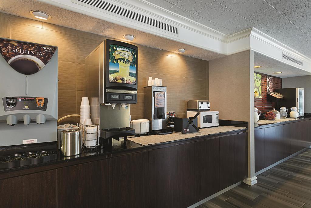 Quality Inn & Suites North Charleston - Ashley Phosphate Bagian luar foto
