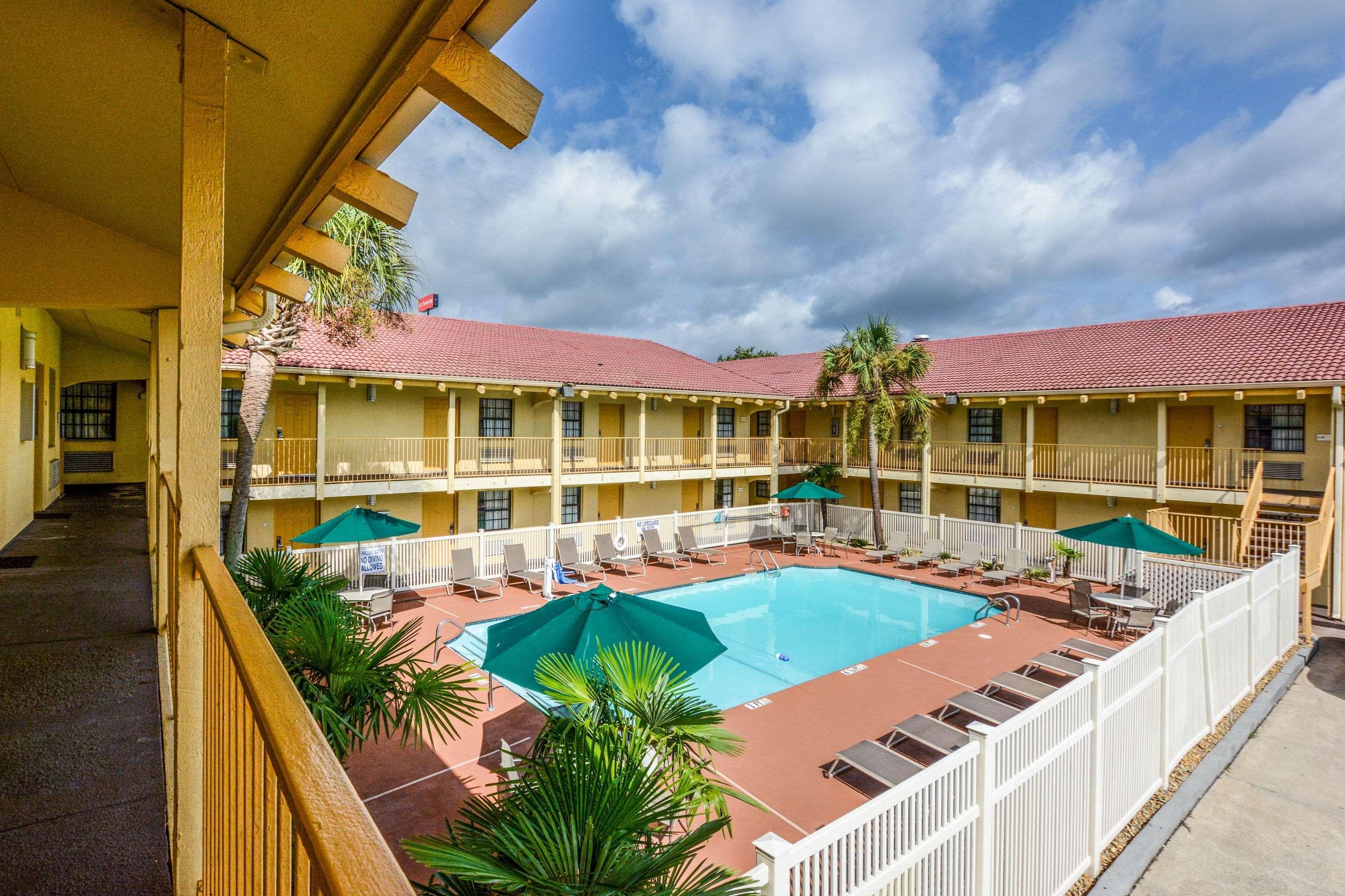 Quality Inn & Suites North Charleston - Ashley Phosphate Bagian luar foto