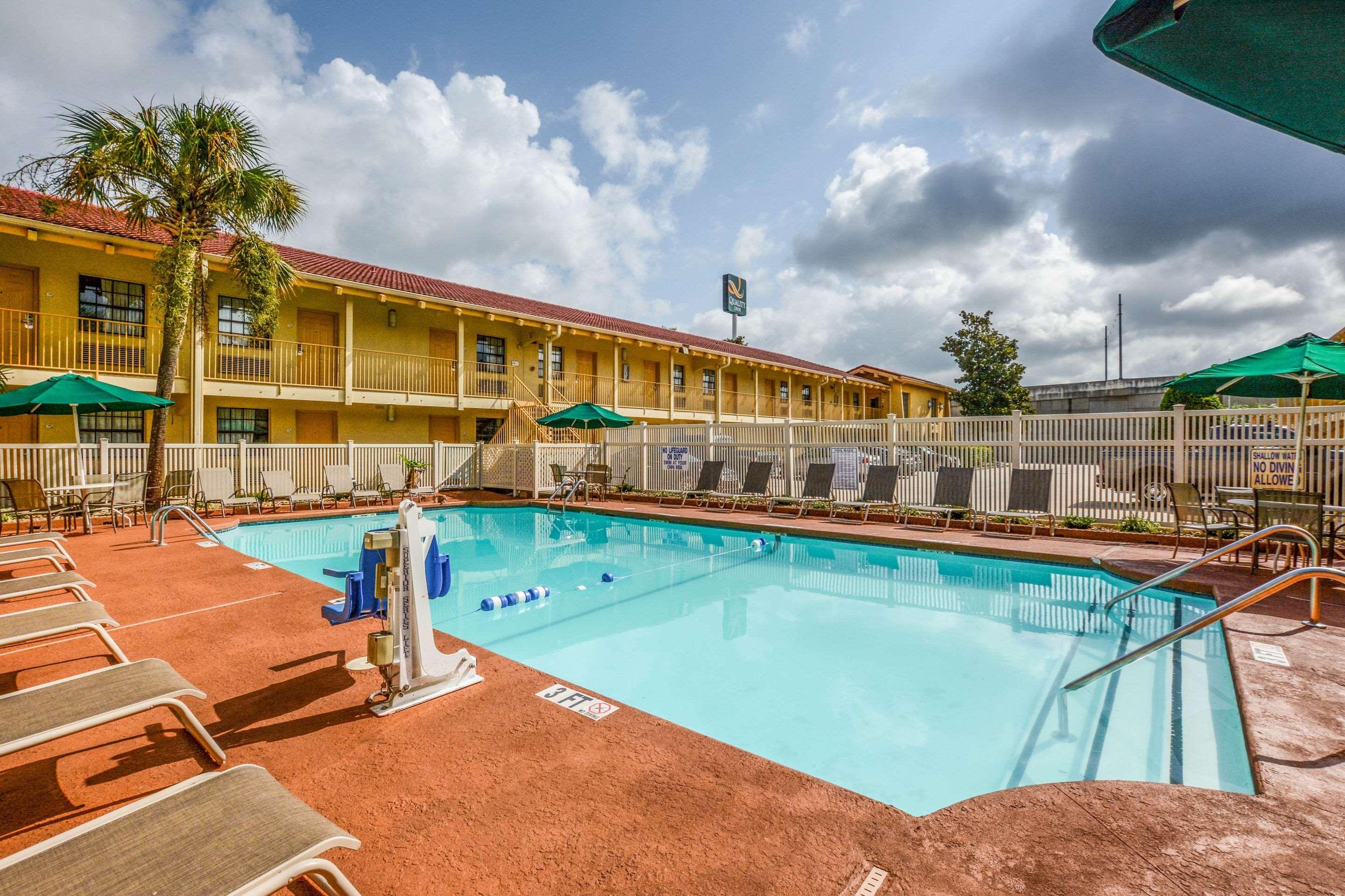 Quality Inn & Suites North Charleston - Ashley Phosphate Bagian luar foto