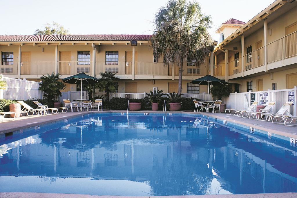 Quality Inn & Suites North Charleston - Ashley Phosphate Bagian luar foto