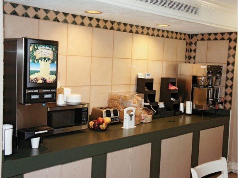 Quality Inn & Suites North Charleston - Ashley Phosphate Bagian luar foto