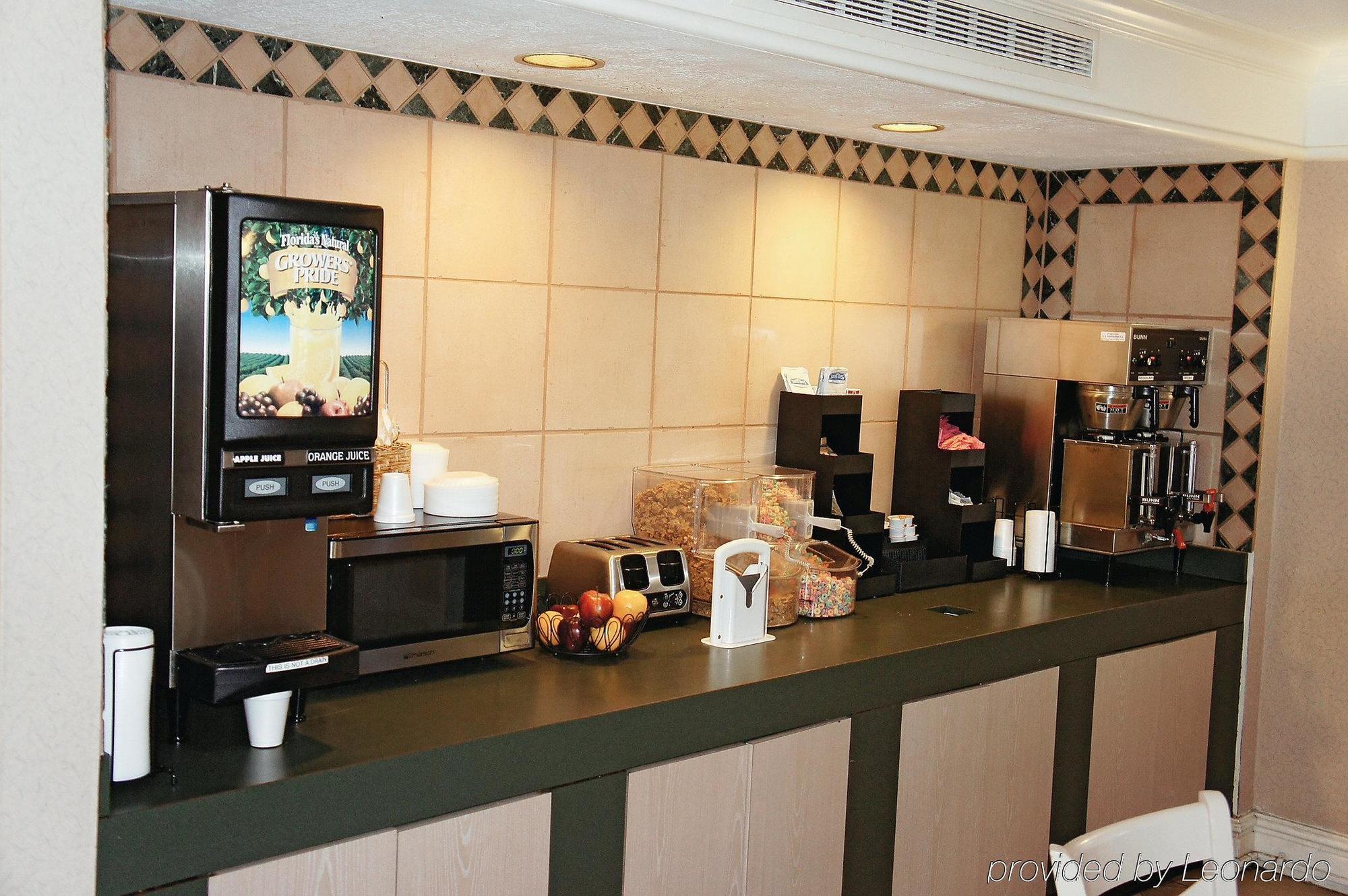 Quality Inn & Suites North Charleston - Ashley Phosphate Bagian luar foto