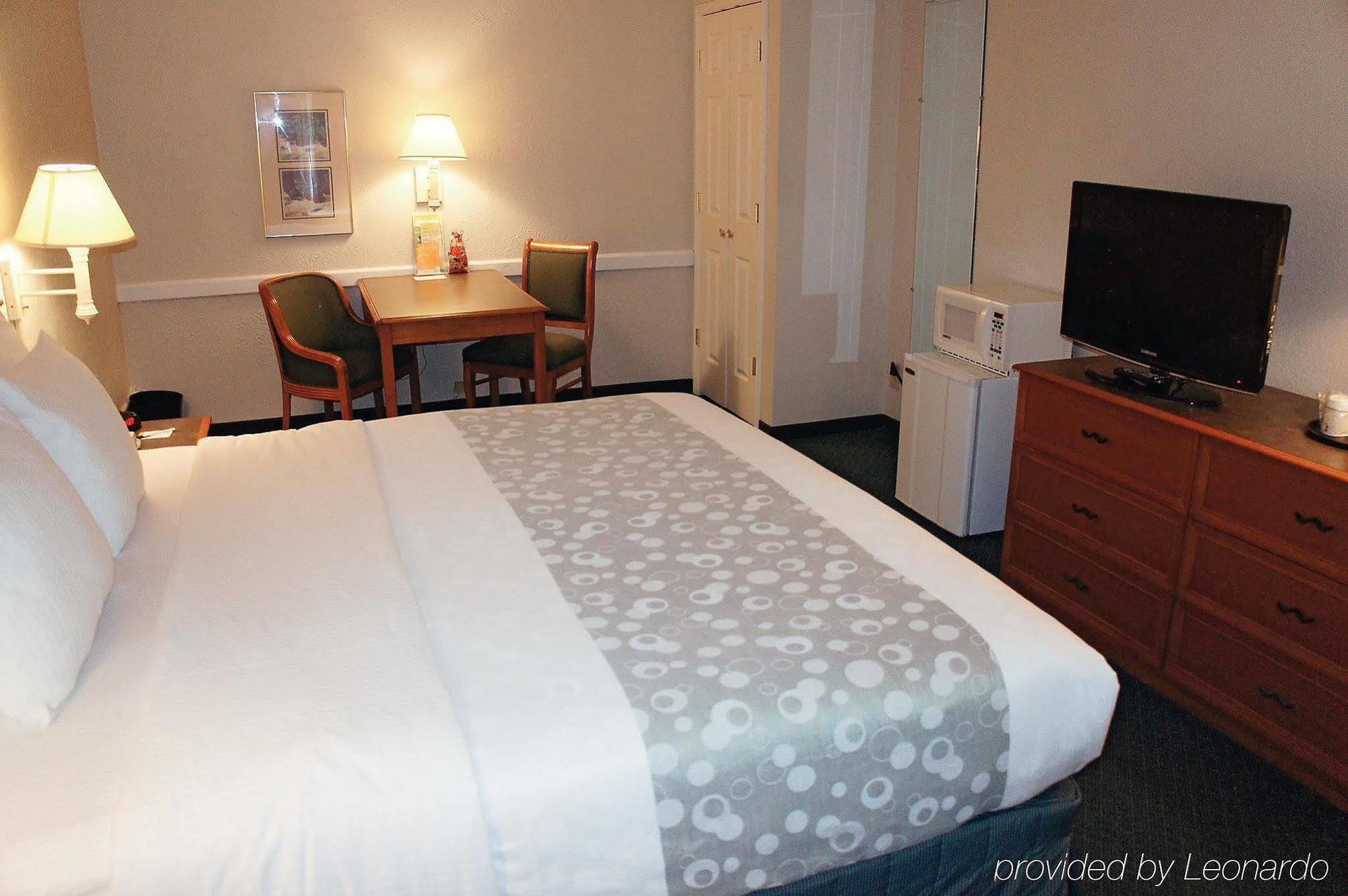 Quality Inn & Suites North Charleston - Ashley Phosphate Bagian luar foto