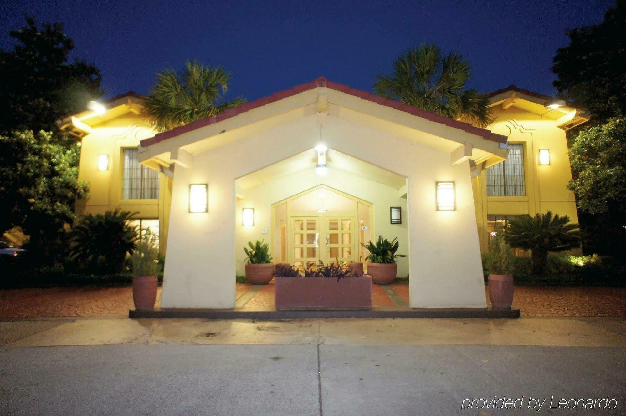 Quality Inn & Suites North Charleston - Ashley Phosphate Bagian luar foto