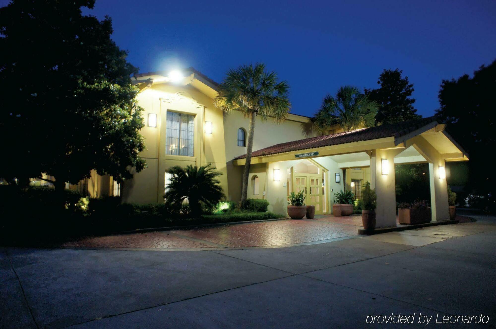 Quality Inn & Suites North Charleston - Ashley Phosphate Bagian luar foto